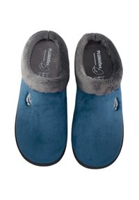 Zapatillas de ante azules con un cuello de pelo sintético gris, forma de punta redondeada y suela de goma negra; presenta un pequeño detalle de logo en el costado.