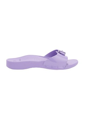 Chausson de slide violet avec une large sangle et un détail de boucle. Fabriqué en matériau lisse et flexible. Semelle plate avec un intérieur texturé pour le confort.
