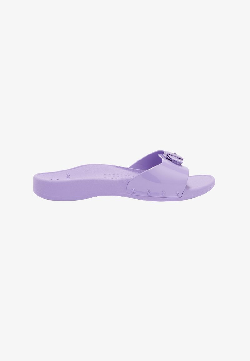 Paarse schuimflip-flop met een brede band en gespsluiting. Gemaakt van soepel, flexibel materiaal. Platte zool met een gewatteerde voetbed voor comfort.