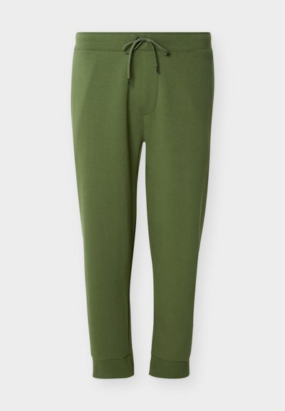 Παντελόνια τζόγκερ σε ελιά πράσινο με λάστιχο στη μέση και ριχτούς αστραγάλους, παρουσιάζονται πάνω σε λευκό φόντο.
