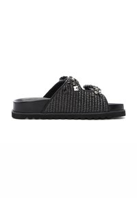 Zwarte geweven slip-on sandaal met een gestructureerde bovenkant, decoratieve accenten en een dikke zwarte zool met een zigzagrand.