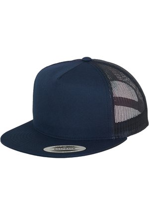 Mornarska snapback kapa s čvrstim prednjim panelom i crnom mrežastom stražnjom stranom, koja ima ravni vizir i okruglu oznaku sprijeda.