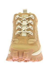 Scarpa da trekking color sabbia con tomaia in suede e rete testurizzata, dotata di suola in gomma, linguetta imbottita e sistema di allacciatura prominente.