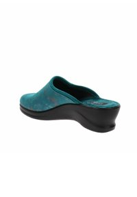 Scarpa slip-on turchese con tomaia texturizzata, punta arrotondata e soletta a wedge nera. Presenta un delicato motivo sul materiale.
