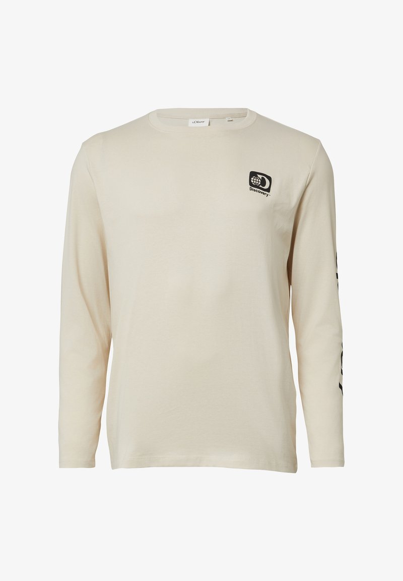 Langarm-T-Shirt aus beigem Baumwollstoff, mit einem schwarzen Logo auf der linken Brust und einem Logo-Druck entlang des rechten Ärmels. Klassisches Rundhals-Design.