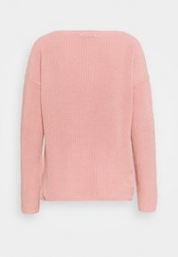 Hellrosa gestrickter Pullover mit langen Ärmeln, weitem Rundhalsausschnitt und einer strukturierten, lockeren Passform, die ein einfaches, ununterbrochenes Design präsentiert.