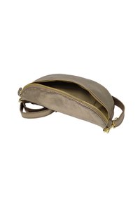 Pochette en bronze métallique avec une finition texturée, fermeture éclair dorée, ouverture sur un intérieur beige et une bandoulière détachable.