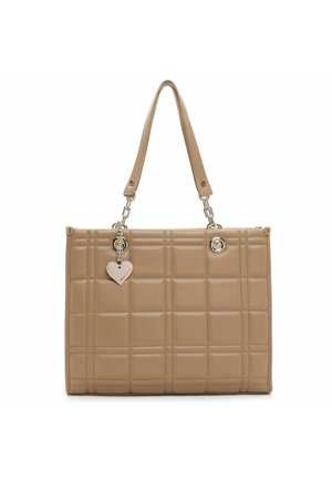 Sac à tote en simili cuir beige matelassé avec deux poignées courtes, quincaillerie en ton argent et un charm en forme de cœur accroché.