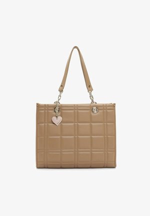 Beige, gewatteerde faux leather tote bag met twee korte handvatten, hardware in zilverkleur en een hartvormige hanger eraan bevestigd.