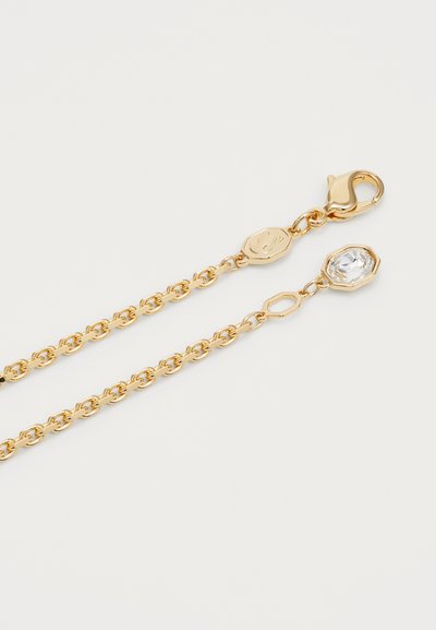 Collier en chaîne dorée avec fermoir, doté d'un grand accent en cristal clair octogonal et de maillons arrondis tout au long.