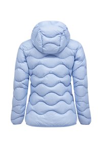 Veste matelassée bleu clair avec capuche. Caractérisée par des coutures courbes matelassées et une texture lisse et brillante. Manches longues et ourlet arrondi.