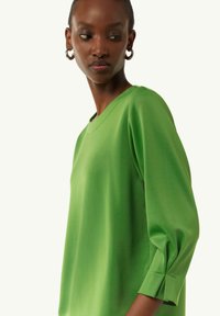 comma Langarmshirt - grün