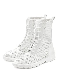 Bílé vysoké boty s perforovaným designem, vybavené šněrováním, pevným podpatkem a texturovanou podrážkou pro lepší přilnavost a stabilitu.