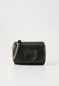 Černá kožená taška přes rameno se zlatým řetízkovým popruhem, na přední straně zvýrazněné logo smiley palmy. Hladká textura a obdélníkový tvar.