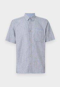 Chemise à manches courtes boutonnée en tissu rayé bleu clair et blanc, avec une poche poitrine et des boutons marron. Design texturé et décontracté.