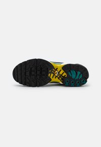 Nike Sportswear AIR MAX PLUS - Sapatilhas - black/white/university gold
