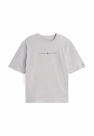 Camiseta de algodón gris con mangas cortas y cuello redondo, que presenta un logo en texto negro y rojo en el pecho.