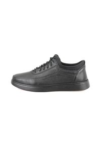 Zwarte leren sneaker met een gladde bovenkant, lage profiel, ronde neus en bijpassende veters. Geprofileerde rubberen zool met horizontale groeven.
