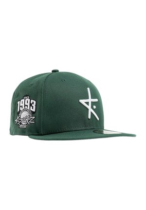 Dunkelgrüne Flat-Brim-Cap mit weiß besticktem, stilisiertem Symbol vorne und Text-Patch "Since 1993" an der Seite.