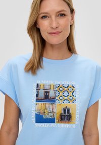 s.Oliver MIT KAPPÄRMELN - T-shirt print - himmelblau