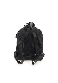 Čierny kožený batoh s nastaviteľnými popruhmi, vrchnou rukoväťou a zipsovými vreckami. Textúrovaný povrch s jemným logom vpredu.