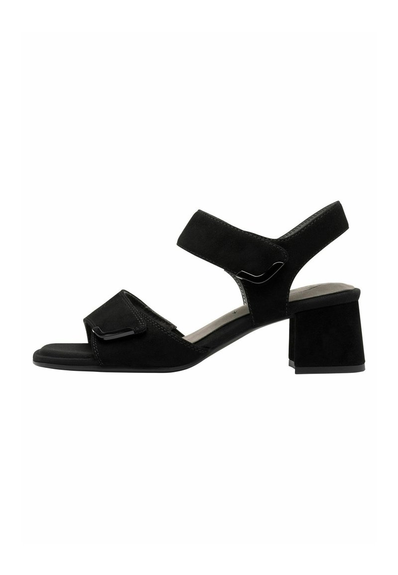 Schwarze Wildleder-Blockabsatzsandalen mit offener Zehe, dreieckigem Oberriemen und dekorativem schwarzen Akzent. Strukturierte Oberfläche und gepolsterte Innensohle.