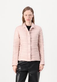 Ροζ καπιτονέ μπουφάν με γιακά τύπου notch, μπροστινά κουμπιά και οριζόντια ραφή, συνδυασμένο με μαύρο δερμάτινο παντελόνι.