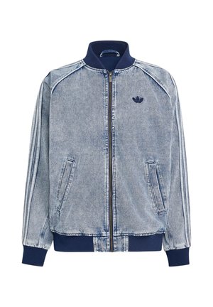 Giacca di jeans azzurro chiaro effetto acid wash con collo, polsini e orlo a costine blu scuro, zip frontale, tasche laterali e piccolo logo Adidas blu scuro sul petto.