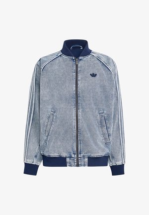 Giacca di jeans azzurro chiaro effetto acid wash con collo, polsini e orlo a costine blu scuro, zip frontale, tasche laterali e piccolo logo Adidas blu scuro sul petto.
