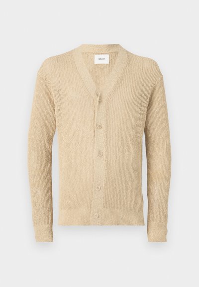 Beige strikket cardigan med v-hals, frontlukking og lange ermer. Har et teksturert mønster i hele stoffet.