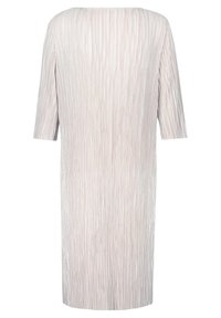 Helles rosa, knielanges Kleid mit lockerer Passform. Verfügt über vertikale Falten, einen runden Ausschnitt und kurze Ärmel. Glatte Textur.