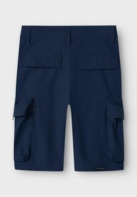 Shorts cargo bleu marine en tissu avec deux poches arrière et poches latérales ; dotés de coutures robustes et d'un design épuré et minimaliste.