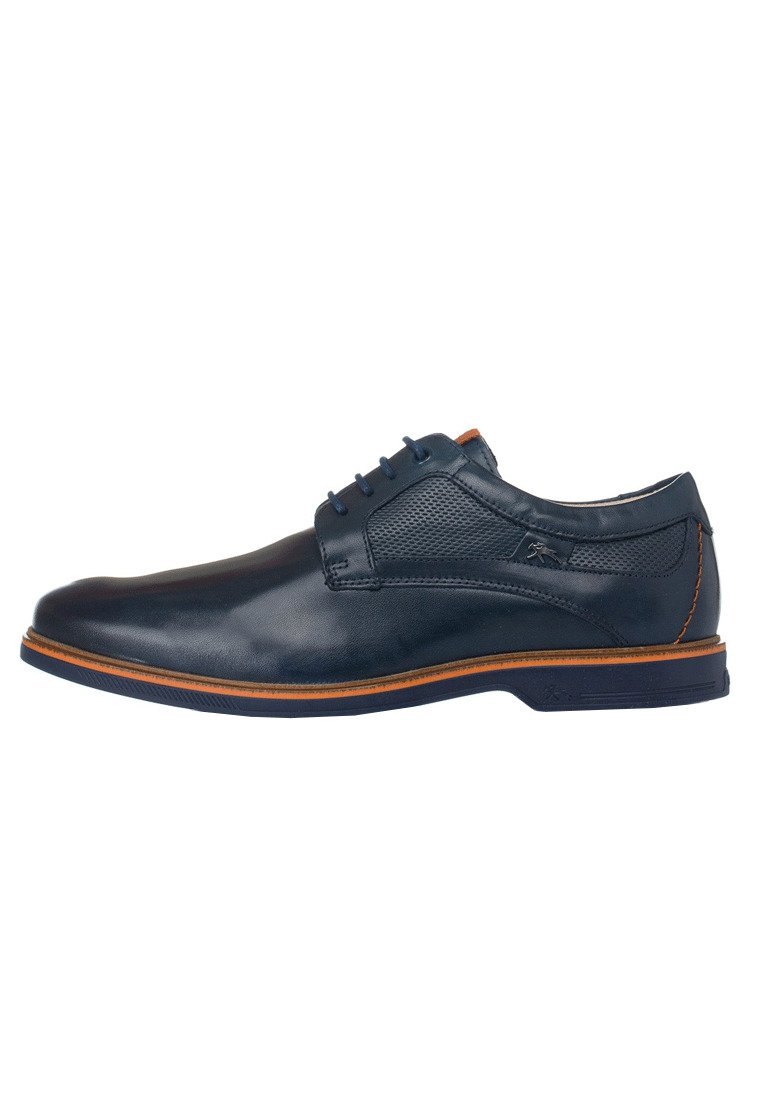 Zapato de vestir de cuero azul marino con acabado suave, acento naranja en la suela, panel lateral texturizado y diseño de cordones con seis ojetes.
