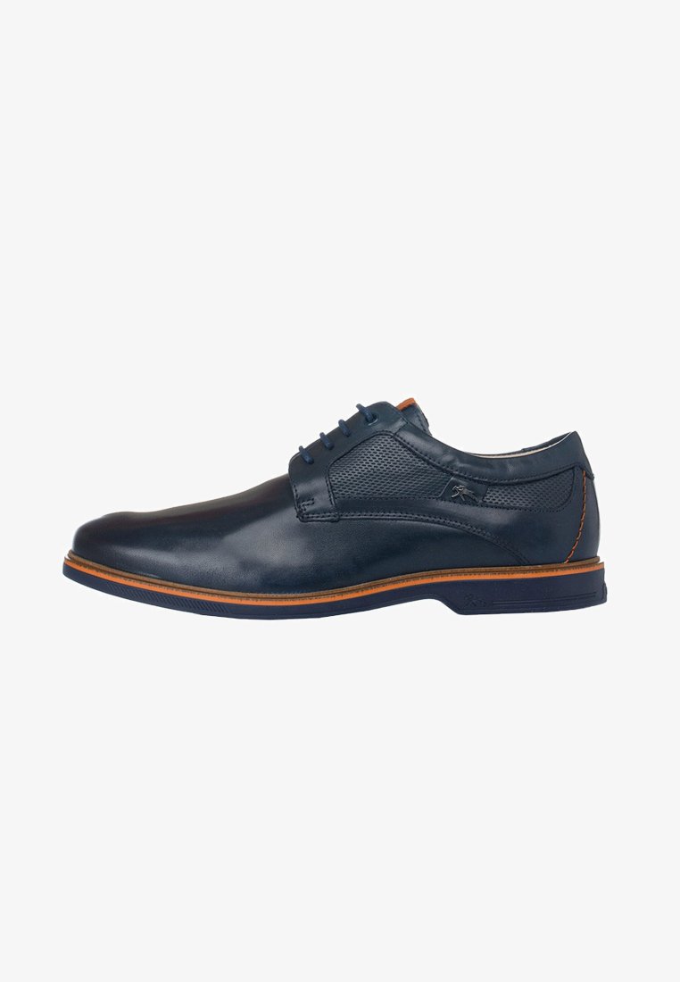 Zapato de vestir de cuero azul marino con acabado suave, acento naranja en la suela, panel lateral texturizado y diseño de cordones con seis ojetes.