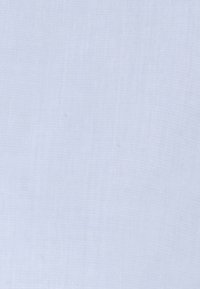 Tissu bleu clair avec une texture lisse et un motif tissé subtil, montré en gros plan sans objets supplémentaires ni détails.