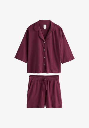 Mekani tamnocrveni kratki rukav košulja na dugmad s pripadajućim kratkim hlačama s elastičnim porubom i špagom, oboje s suptilnim teksturiranim vertikalnim prugama.