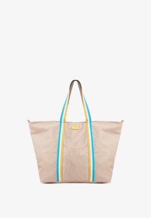 Borsa a spalla in nylon beige con strisce verticali blu e gialle e manici lunghi. Presenta un logo sul davanti. Design spazioso e rettangolare.