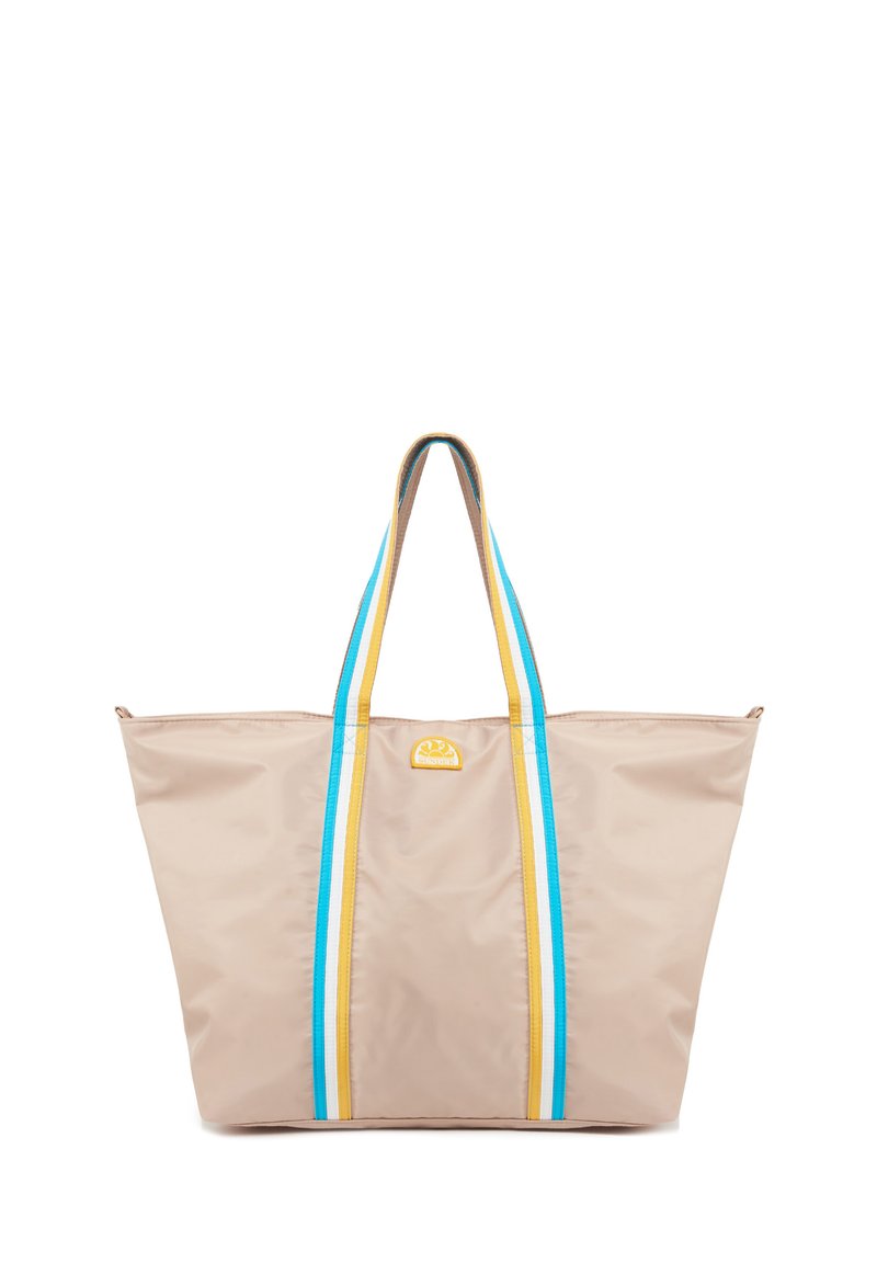 Borsa a spalla in nylon beige con strisce verticali blu e gialle e manici lunghi. Presenta un logo sul davanti. Design spazioso e rettangolare.