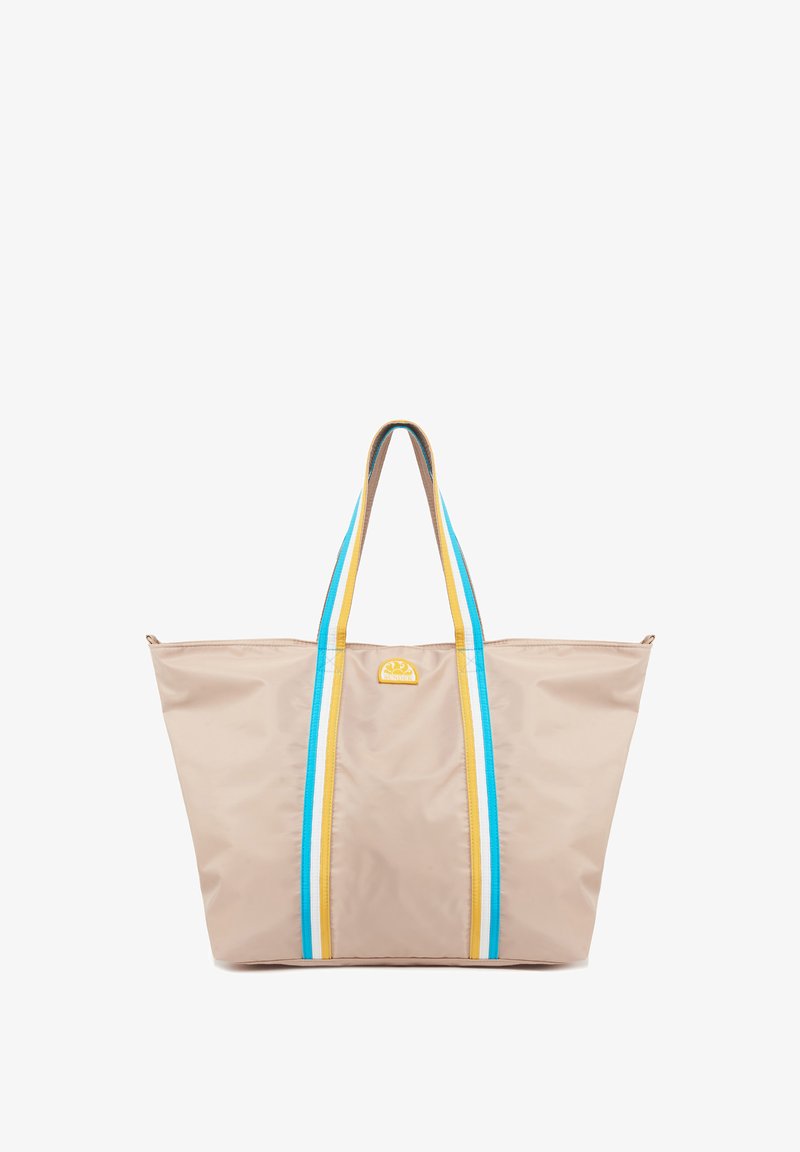 Borsa a spalla in nylon beige con strisce verticali blu e gialle e manici lunghi. Presenta un logo sul davanti. Design spazioso e rettangolare.