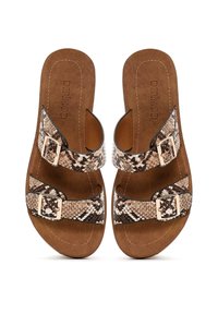 Hnědé sandály s vrškem z umělé hadí kůže, se dvěma nastavovacími popruhy a zlatými sponami, na tvarovaném hnědém vkladu.