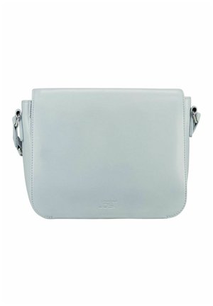 Sac bandoulière rectangulaire en cuir gris clair avec fermeture à rabat et sangles latérales ajustables, logo embossé près du bas au centre.