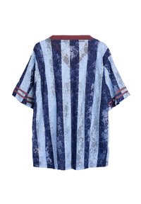 Kurzarmhemd aus blauem und marinegestreiftem Spitze mit einem kastanienbraunen Kragen und rotgestreiften Akzenten. Hat eine lockere Passform und ein strukturiertes Material.