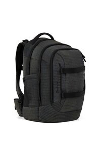 Schwarzer Netzstoff-Rucksack mit gepolsterten Bereichen, verstellbaren Trägern, Seitentaschen und vorderen Schnallen für sichere Aufbewahrung.