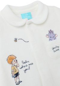 Maglione bianco in pile con colletto, ricamo di un bambino, un'ape e un elefante. Il testo recita: "Posh, dove sei?" e "sei dolce."