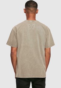 Merchcode SPRING- ACID WASHED OVERSIZE - T-shirt print - darkkhaki