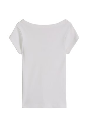 Wit kort mouw geribd gebreid topje met een brede boothals, plat afgebeeld tegen een witte achtergrond.