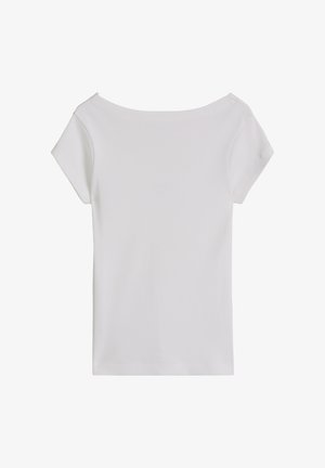 Wit kort mouw geribd gebreid topje met een brede boothals, plat afgebeeld tegen een witte achtergrond.