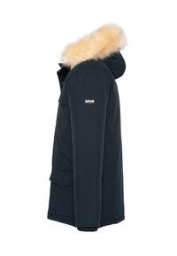 Marineblauwe parka-jas met een capuchon afgezet met nepbont, zijzakken, geribbelde manchetten en een logopatch op de borst. De stof heeft een gladde textuur.