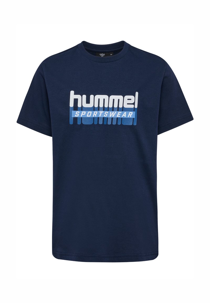 Granatowa koszulka bawełniana z okrągłym dekoltem, krótkim rękawem i białym oraz niebieskim nadrukiem "hummel SPORTSWEAR" na piersi.