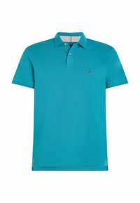 Koszulka polo w jasnym odcieniu turkusu, wykonana z miękkiej bawełny. Posiada klasyczny kołnierzyk, zapięcie na dwa guziki oraz małe logo na piersi.